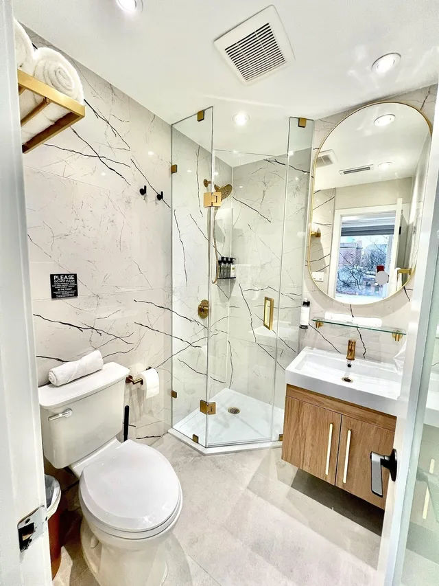 Renovated, Luxury, Apartment, Multiple Beds، Toronto Rooms And Suites 5/10
