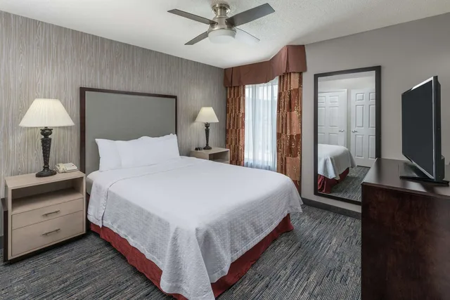 جناح بسرير كوين مع أريكة بحوض استحمام لذوي الإعاقة، Homewood Suites by Hilton Chicago - Schaumburg 1/2