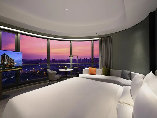 Deluxe, Double Bed, Lake View, Novotel Shanghai Wanyuan 4/4