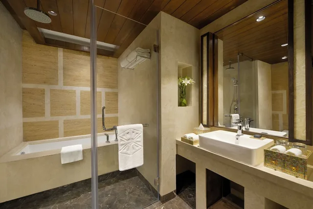جناح فاخر بسرير كينج بشرفة، Taj Gandhinagar Resort and Spa 2/2