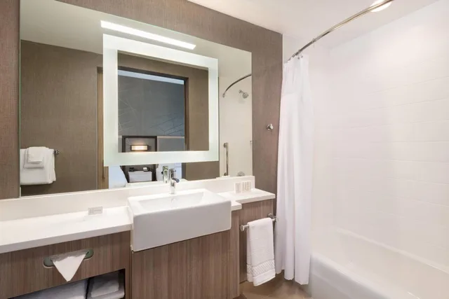جناح بسرير كينج مع سرير سحّاب إضافي مع أريكة بحوض استحمام لذوي الإعاقة، SpringHill Suites by Marriott Tifton 8/9