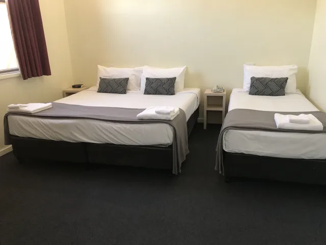 Miami, Triple, 1 King and 1 Single Beds، Miami Hotel Melbourne 1/4