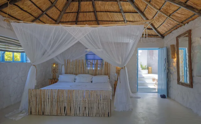 King and Twin Beds, Kaya Mawa 1/2