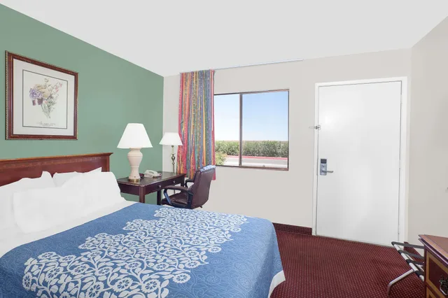 غرفة بسرير كوين، Days Inn By Wyndham Lost Hills 2/10
