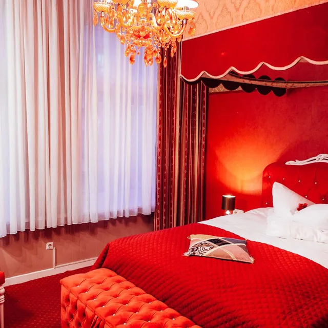 غرفة شهر العسل، Hotel Village 1/10