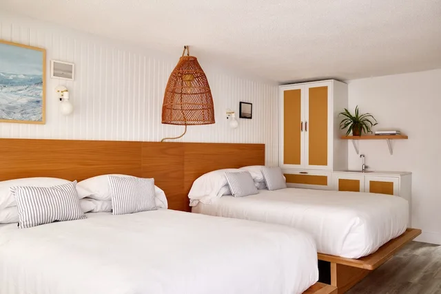 Room, 2 Queen Beds, Bluebird Parker Beach Lodge 1/4
