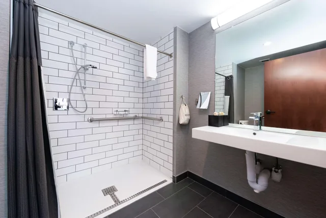 غرفة ديلوكس بسرير كينج، Joinery Hotel Pittsburgh, Curio Collection by Hilton 3/4