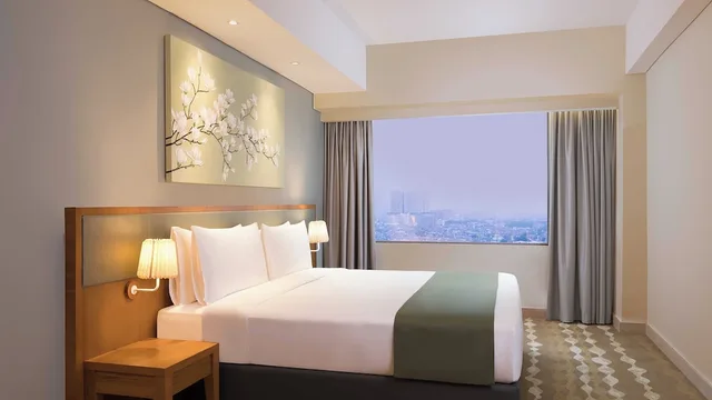 جناح بسرير مزدوج بإطلالة على المدينة بغرفة نوم واحدة، Holiday Inn Hotel Suites Jakarta Gajah Mada 1/7