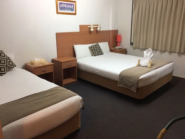 غرفة بسرير كوين وسرير فردي، Bridge View Motel 6/9