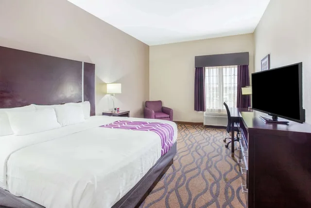 غرفة بسرير كينج، La Quinta Inn Suites Luling 1/3