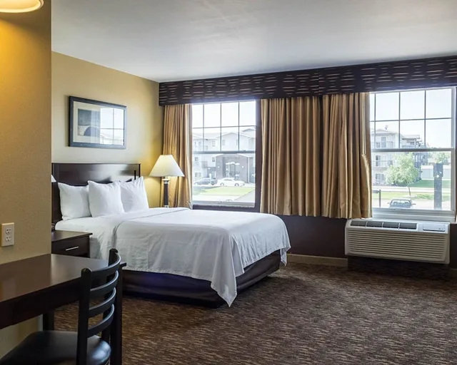 Efficiency, Suite, Queen Bed, Sofa، MainStay Suites Minot 1/3