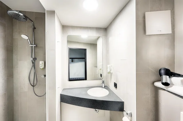 غرفة رباعية بسرير كوين وسرير بطابقين، B&B Hotel Bonn 9/10