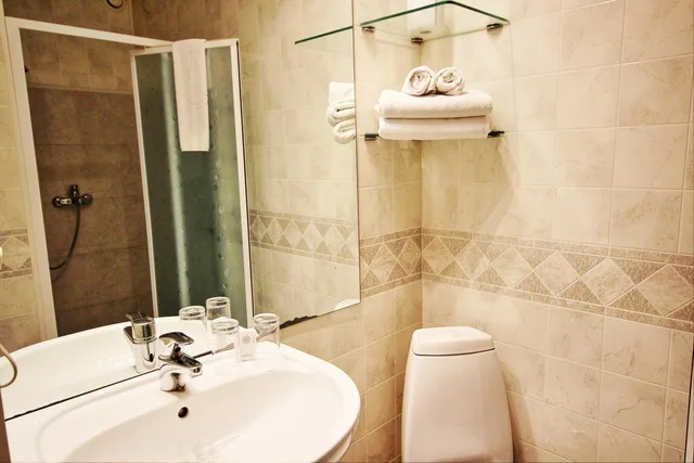 غرفة ثلاثية، Nb Hotel 7/10