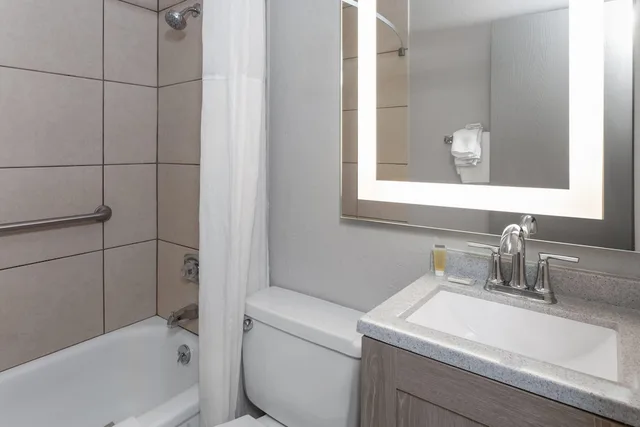 غرفة بسرير مزدوج، Days Inn by Wyndham Mason City 7/9
