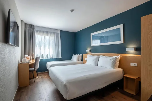 غرفة ثلاثية بسرير مزدوج وسرير فردي، Travelodge Alicante Puerto 1/1