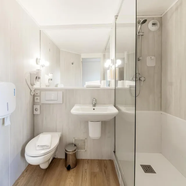 غرفة ثلاثية بسرير كوين، Comfort Hotel Evreux 3/4
