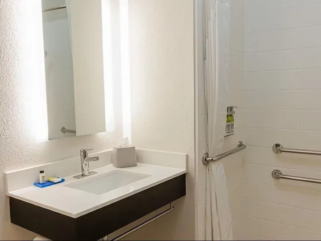 غرفة قياسية بسرير كينج لذوي الإعاقة، Holiday Inn Express Andalusia 4/5