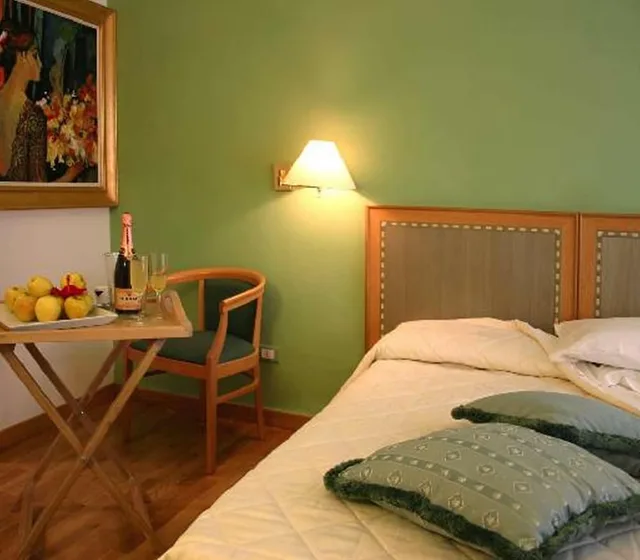 غرفة مفردة بسريرين منفصلين، Touring Pisa 3/4