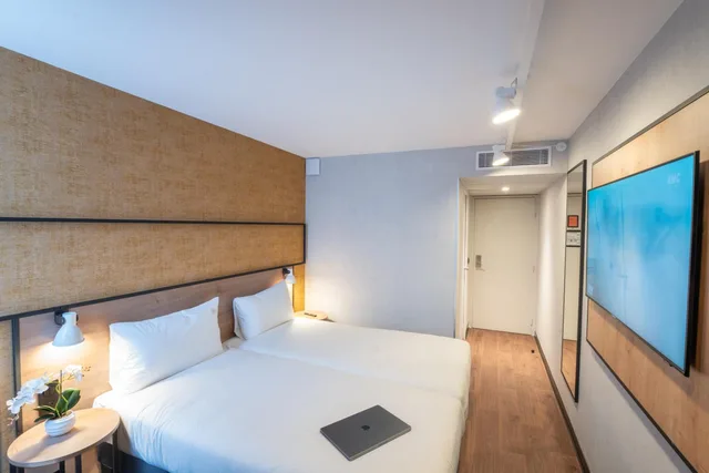 غرفة متصلة بسرير مزدوج وسريرين منفصلين، Kyriad Paris Nord Porte de Saint Ouen Formely Alliance Hotel Paris Porte de Saint Ouen 11/20