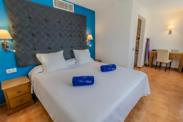 غرفة عائلية بسرير كوين مع أريكة، Paloma Blanca Boutique Hotel 2/3
