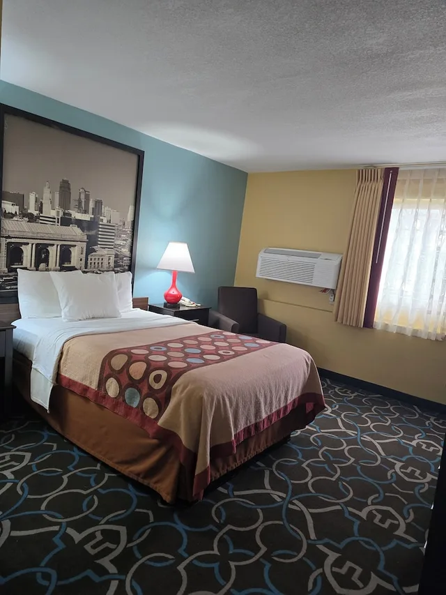 Room, Double Bed, Super 8 By Wyndham Kansas City 2/10