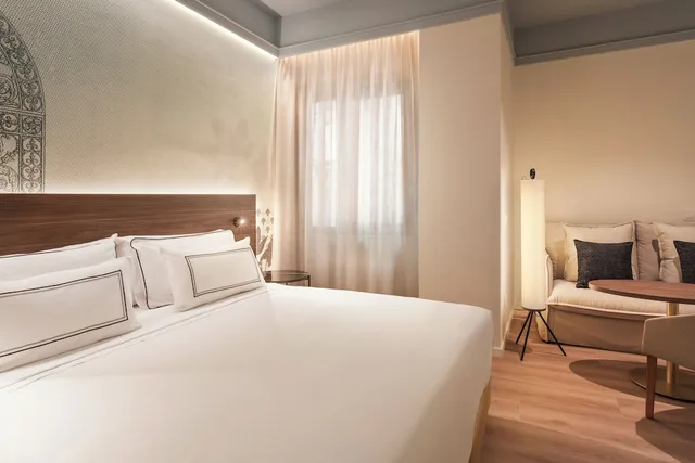 غرفة بريميوم بسرير كوين، Melia Granada 2/4