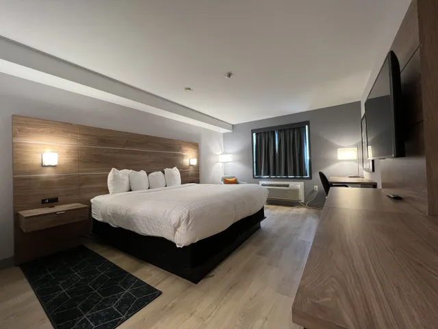 غرفة بزنس بسرير كينج، Super 8 by Wyndham Cornwall ON 4/6