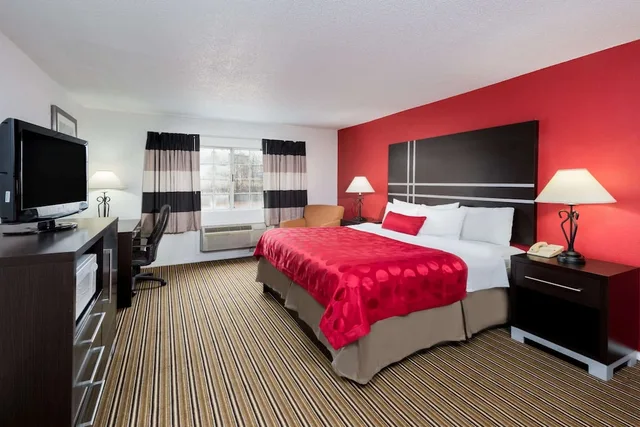 Room, King Bed, Pool Access، Ramada by Wyndham Mountain Home 5/10