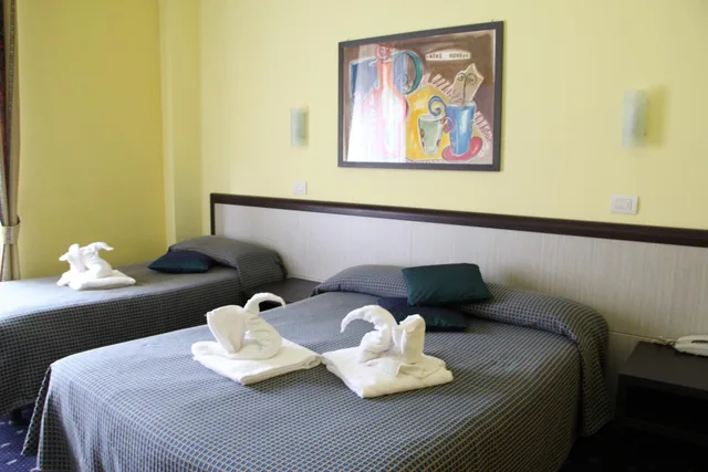 غرفة ثلاثية، Hotel Lugano 7/10