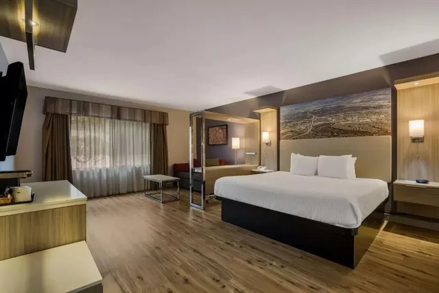 Room, King Bed, Freeway Side، Best Western Diamond Bar Hotel & Suites 1/6