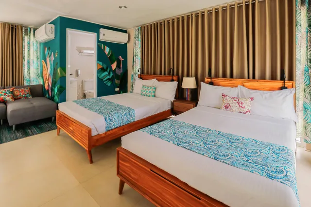 غرفة بخمسة أسرّة وسرير كوين وأسرّة بطابقين بمسبح خاص، Kimberly Tagaytay Hotel 2/4