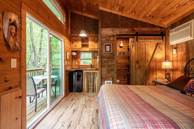 Overwater, Basic, Queen Bed, River View، The Owls Perch 1/2