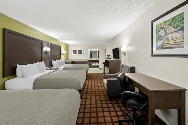 Standard, 3 Queen Beds, Quality Inn Raeford, NC 1/5