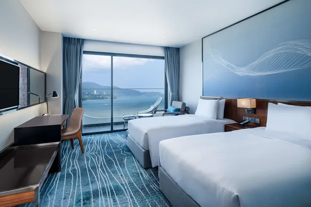 غرفة عائلية بسرير مزدوج وسريرين منفصلين بإطلالة على البحر بحوض استحمام، Hilton Garden Inn Da Nang 2/10