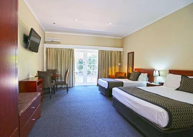Upgrade, 1 Queen and 1 Single Bed, Accessible، Quality Hotel Melbourne Airport 1/10