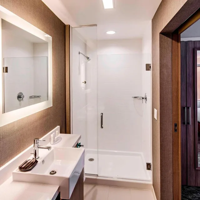 جناح بسرير كينج مع سرير سحّاب إضافي مع أريكة لذوي الإعاقة، Springhill Suites Dayton Vandalia 3/4
