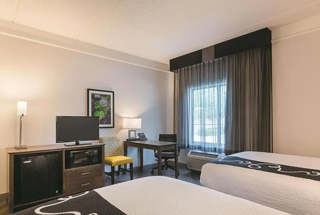 Room, 2 Double Beds, Bathtub, Accessible, La Quinta Inn & Suites by Wyndham Atlanta Alpharetta 5/8