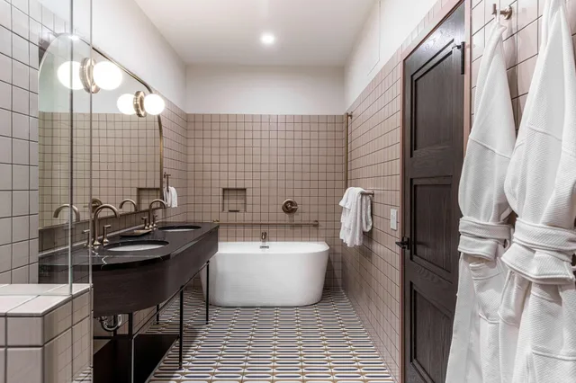 Revel, Suite, King Bed, Sofa، The Westley Calgary Downtown, Tapestry Collection by Hilton 3/5