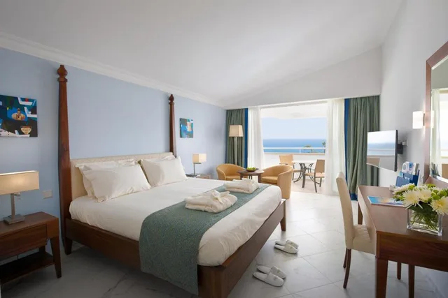 غرفة سوبيريور بسرير مزدوج أو سريرين منفصلين بإطلالة على البحر، Olympic Lagoon Resort Paphos 1/10