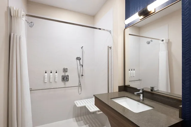 غرفة بسريرين كوين لذوي الإعاقة، Fairfield Inn & Suites West Kelowna 2/4