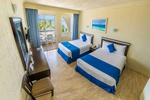 غرفة ثلاثية بإطلالة على البحر، Aquamarina Beach Hotel Cancun 1/1