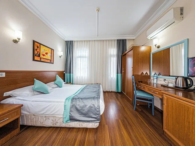 Standard, Twin Beds, Triana Hotel 1/9