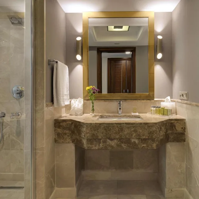غرفة بسرير كينج بإطلالة على البحيرة بشرفة، Doubletree By Hilton Hotel Van 9/10