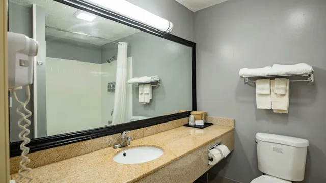 غرفة بسرير كينج، Quality Inn & Suites Woodstock Near Lake Geneva 2/2