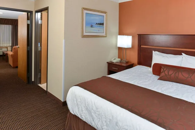 Business, Suite, King Bed, Sofa, Best Western Plus Landmark Inn 3/4