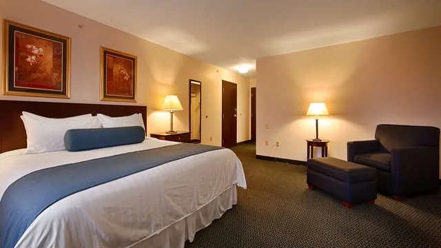 غرفة بسرير كينج بحوض استحمام لذوي الإعاقة، Best Western Gas City 1/8