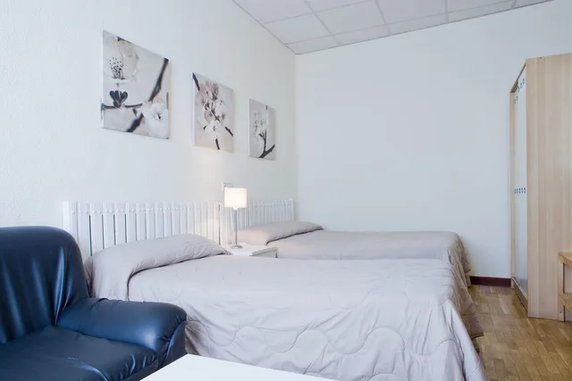 غرفة ثلاثية بسرير مزدوج وسرير فردي، Hostal America 2/4