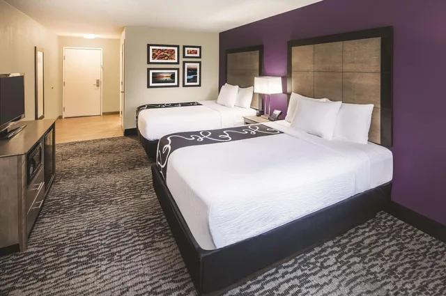 غرفة بسرير كينج بإطلالة على المدينة لذوي الإعاقة، La Quinta Inn And Suites by Wyndham Milledgeville 3/4