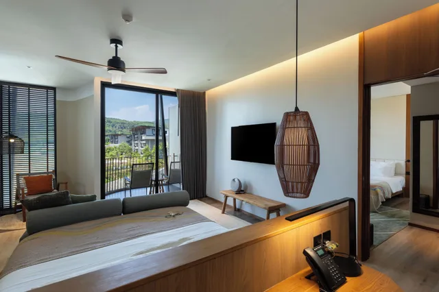 غرفة متصلة بسرير كينج وسريرين منفصلين بإطلالة على البحر، Varana Hotel 6/10