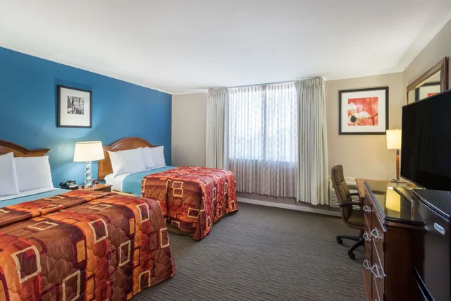 Room, 2 Double Beds, Travelodge by Wyndham Aberdeen 3/7